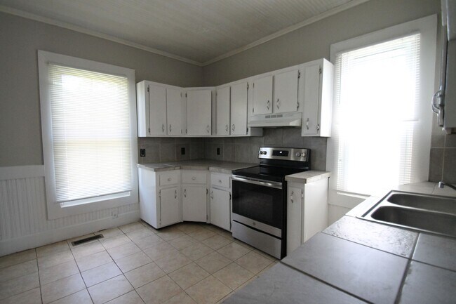 Building Photo - Exclusively Offered By Muse Realty Rentals...