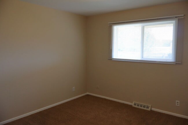 Building Photo - 1802 Hilltop Ct