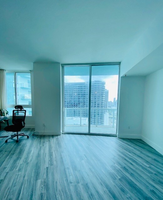 Living and Office Area - 1900 N Bayshore Dr