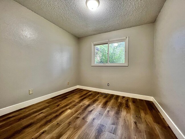 Building Photo - 3 Bedroom 2 Bathroom Ranch Style Home!