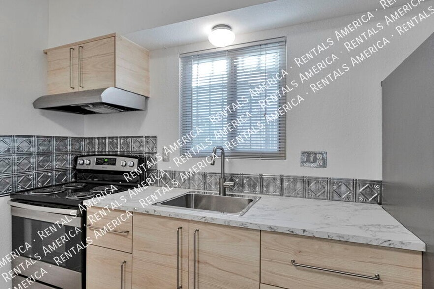 Building Photo - 749 E 6th St