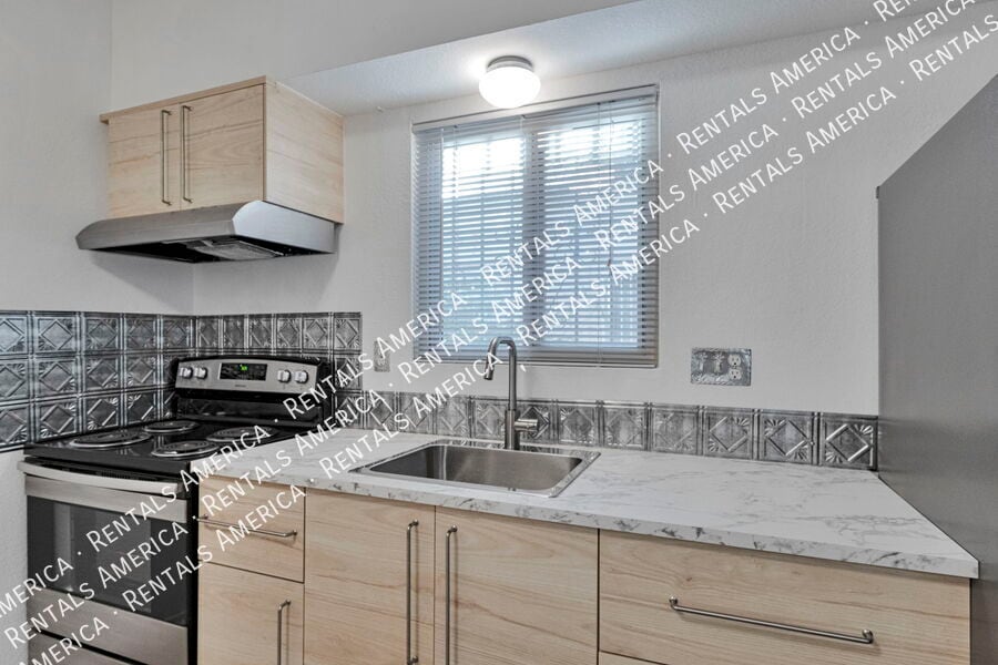 Building Photo - 749 E 6th St