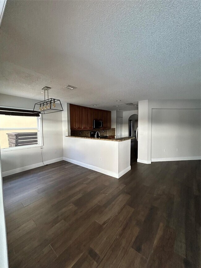 Building Photo - 414 SW 205th Ave