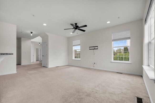 Building Photo - 3 bedroom Townhouse