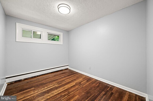 Building Photo - 25 Pennsbury Way E