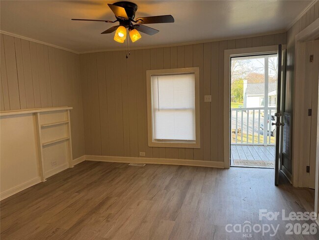 Building Photo - 603 E 8th Ave