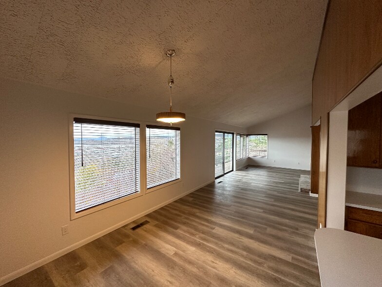 Building Photo - 2384 Linda Vista Dr