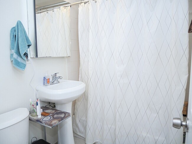 Building Photo - 217 Kent St