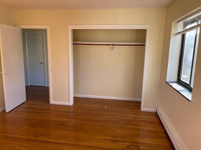 Building Photo - VERY  Spacious Sunny  2 bed Heat Hw parking Inc Close to train and 57/66 bus Heat HW I6. or 9.1