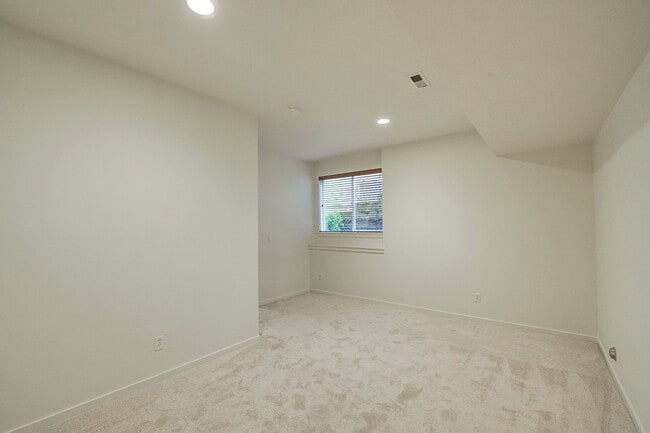 Building Photo - 3Bd/2.5Ba Issaquah Home