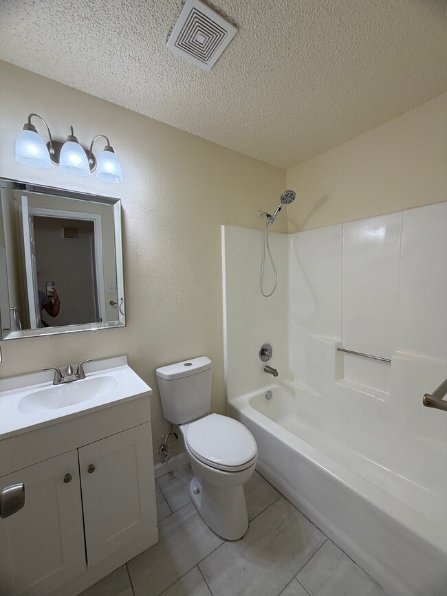 Building Photo - 323 Moss Hill Dr