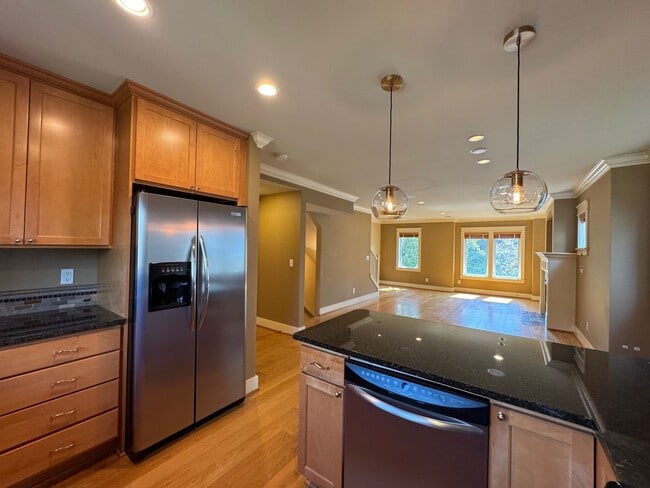Building Photo - Cozy 3 bed 2.5 bath townhome on North Quee...
