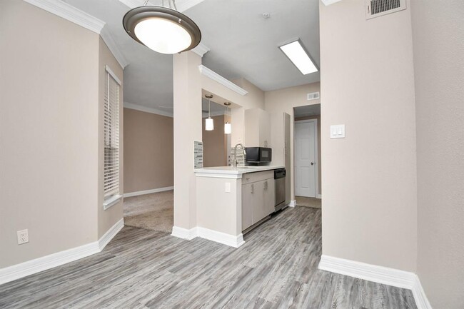 Building Photo - 3225 Woodland Park Dr