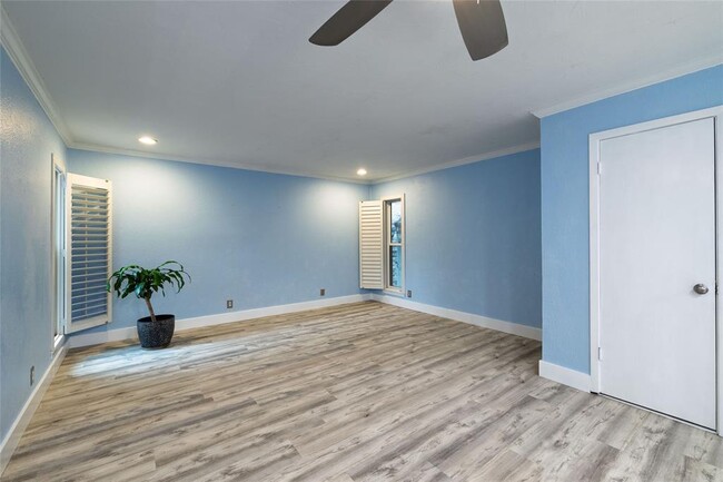 Building Photo - 6501 E Hill Dr