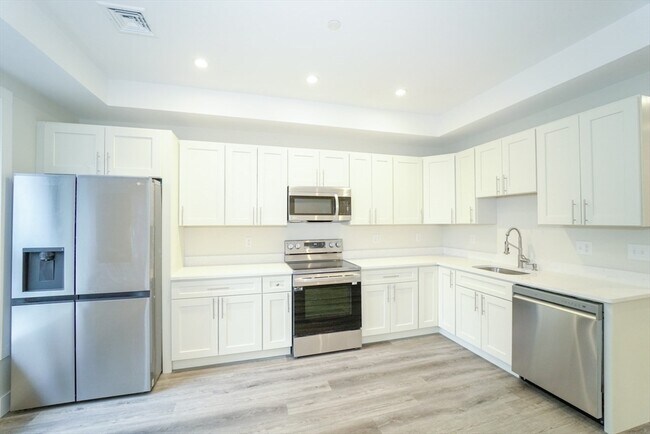 Building Photo - 424 Marlborough St