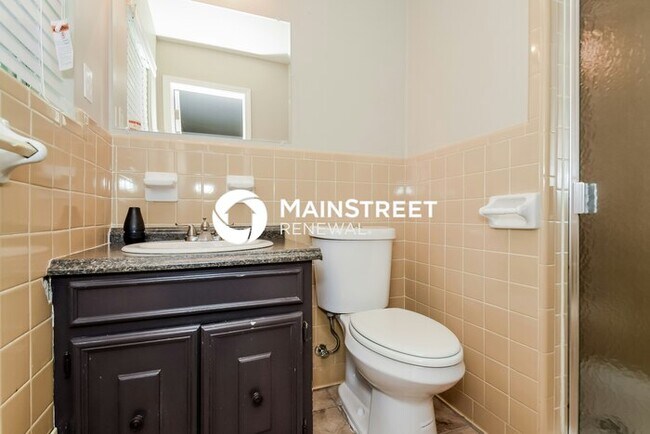 Building Photo - 3 Bedroom Pet-Friendly Home in Center Poin...