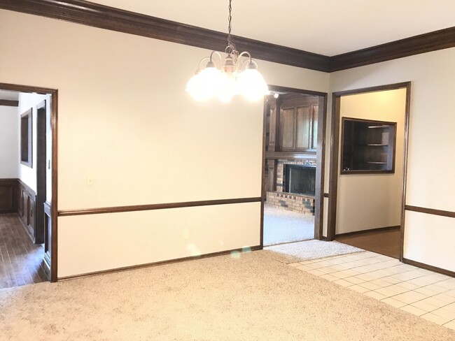 Building Photo - Spacious home in Edmond