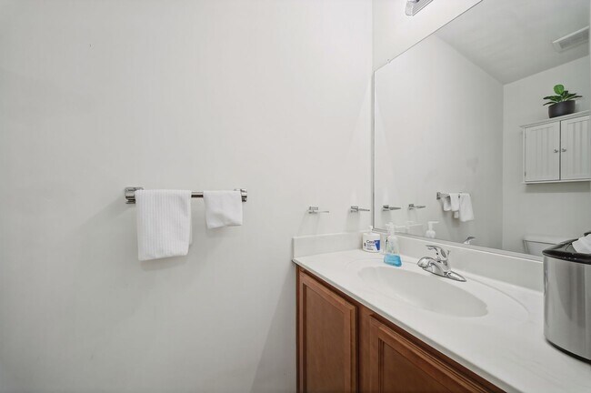 Building Photo - LARGE 4 BEDROOM HOME NEAR MILITARY BASE AND BAY