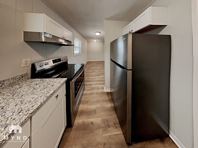 Building Photo - 6100 Shadow Glen Ct SW