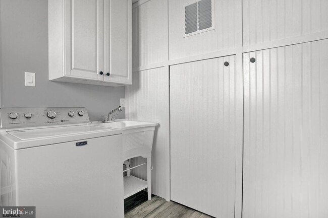 Building Photo - 15 N Victoria Ave