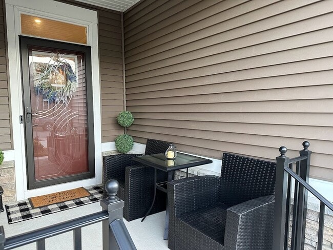Building Photo - Like New 2018 Built First Floor 3 Bed/2 Ba...