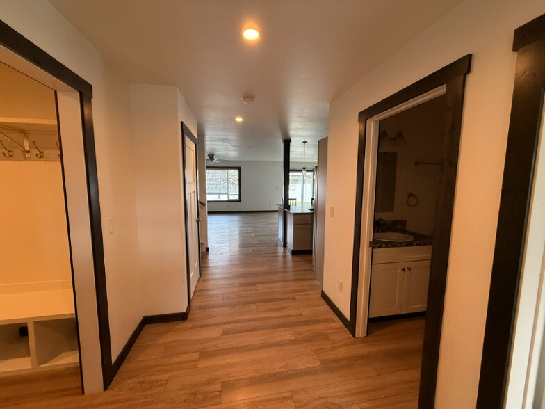 Building Photo - 240 Triple Creek Dr