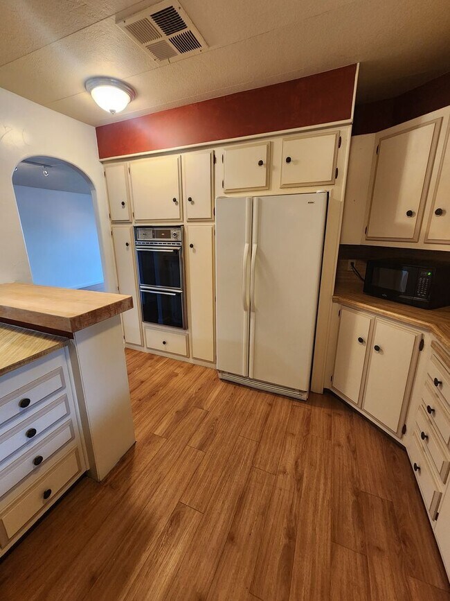 Building Photo - Adorable Retro Chic Home