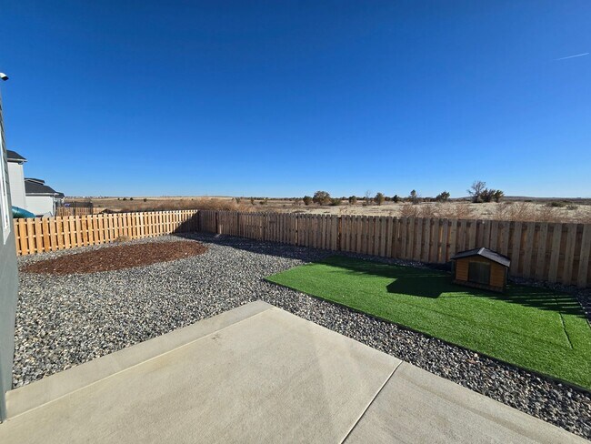 Building Photo - Like new 3 bedroom 2.5 bath with loft