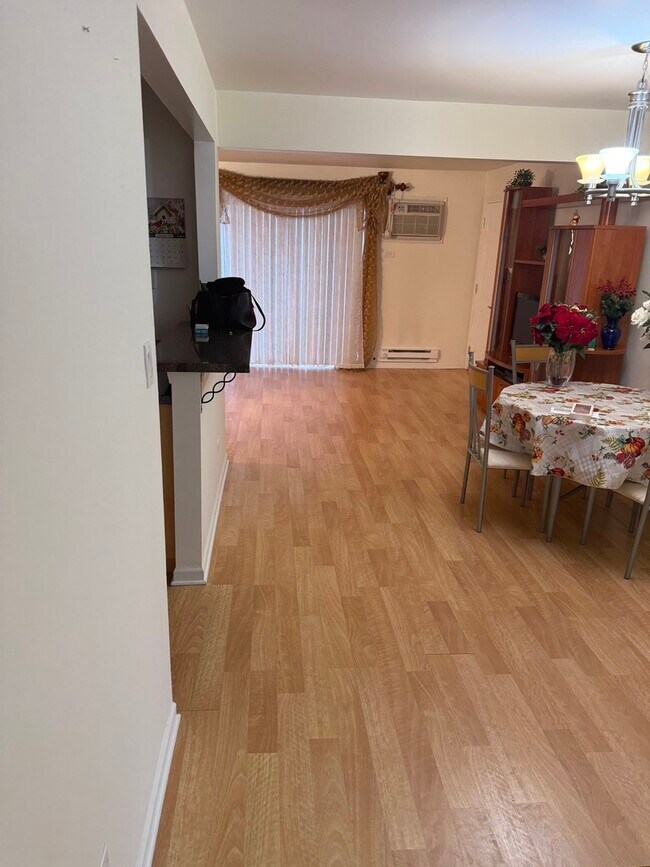 Building Photo - 456 E Spruce Dr