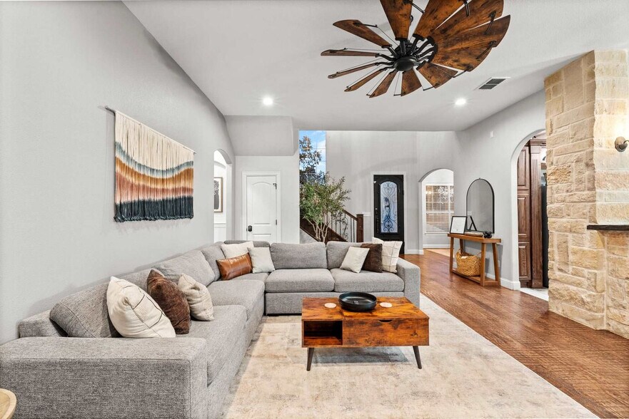 Building Photo - 200 Cove Dr