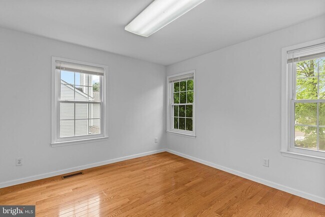Building Photo - 14 Aster Way