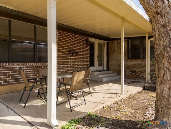 Building Photo - 204 Oak St