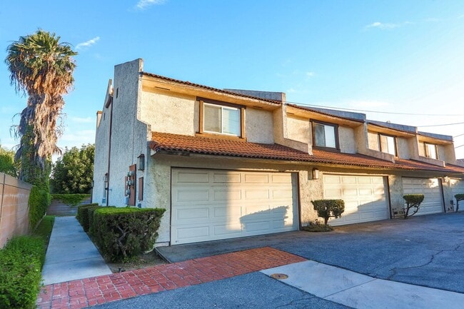 Building Photo - >>>>> TWO BEDROOM 1.5 BATHS TOWN-HOME STYL...