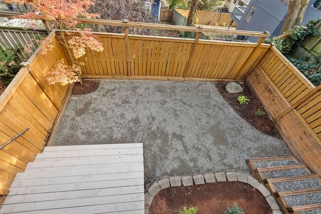 Building Photo - Luxurious Air-Conditioned Leschi View Townhome