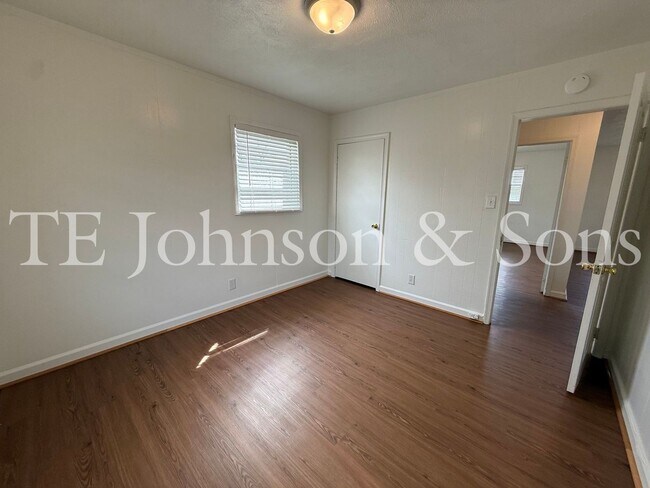 Building Photo - 1137 N Cameron Ave