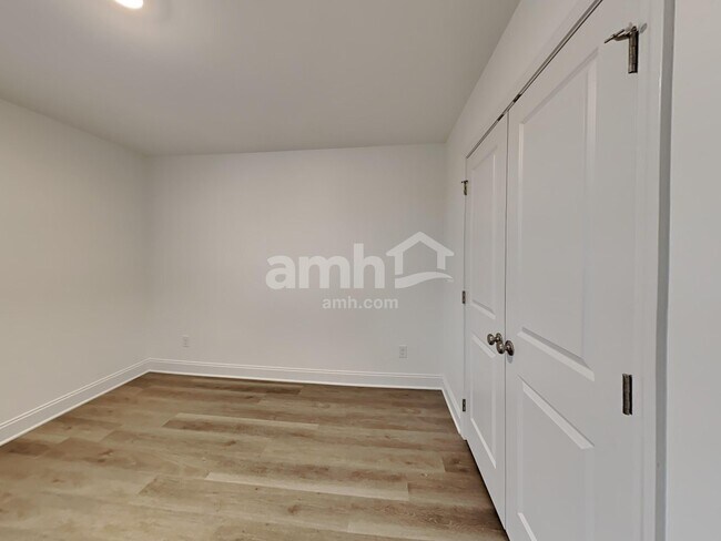 Building Photo - 218 Malayna Dr S