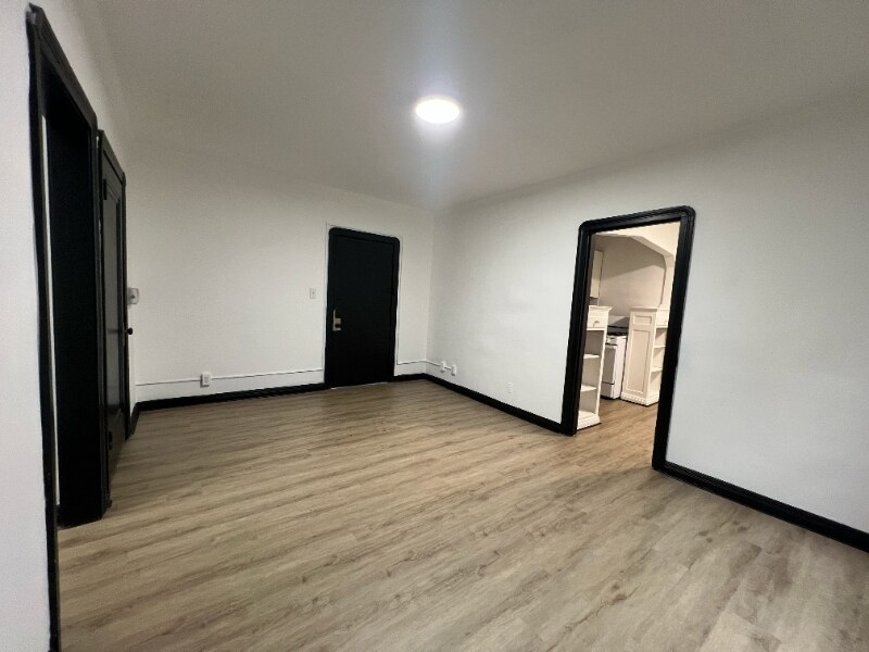 Building Photo - 1411 Roycroft Ave