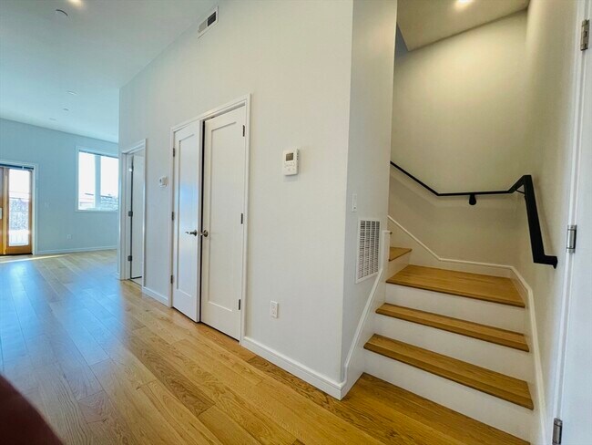 Building Photo - 385 Pleasant St