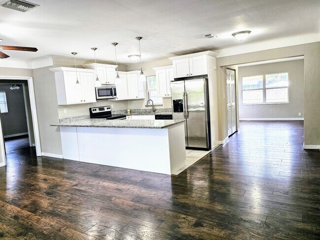 Building Photo - 5020 16th Ave N