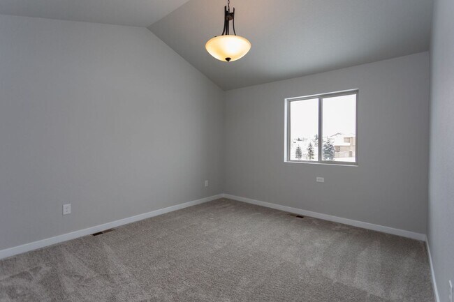 Building Photo - Exceptional 4-Bedroom Home with Dual Fireplaces, Main Level Master Suite, and Spacious Basement -...