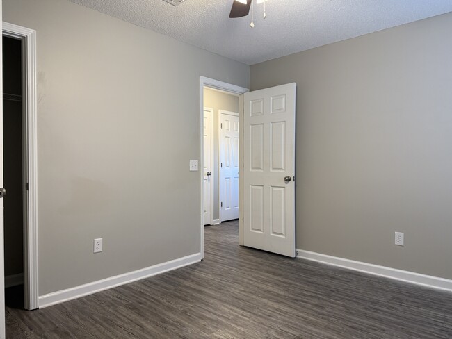 Building Photo - 862 Lyndsi Ln