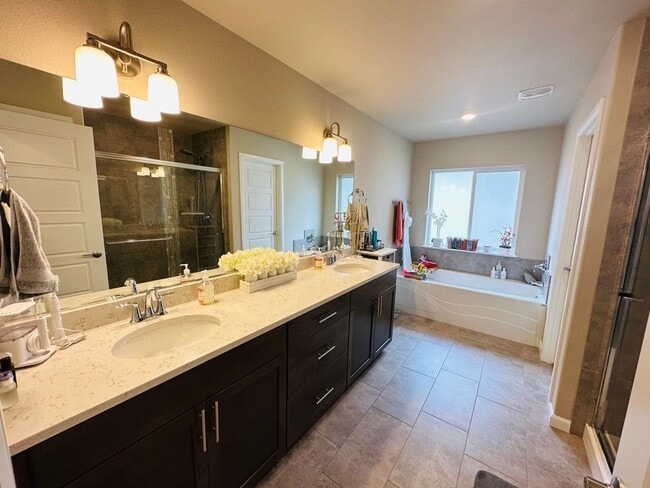 Building Photo - Spacious 4 bed 2.5 bath house in Cascade-Fairwood AC