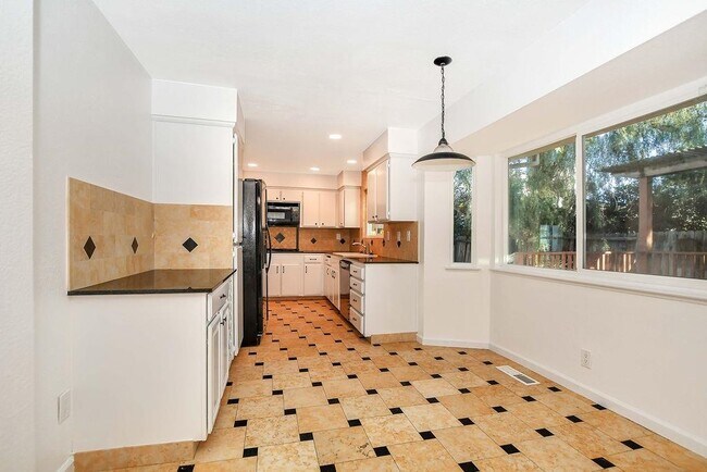 Building Photo - 805 Hawk Ct