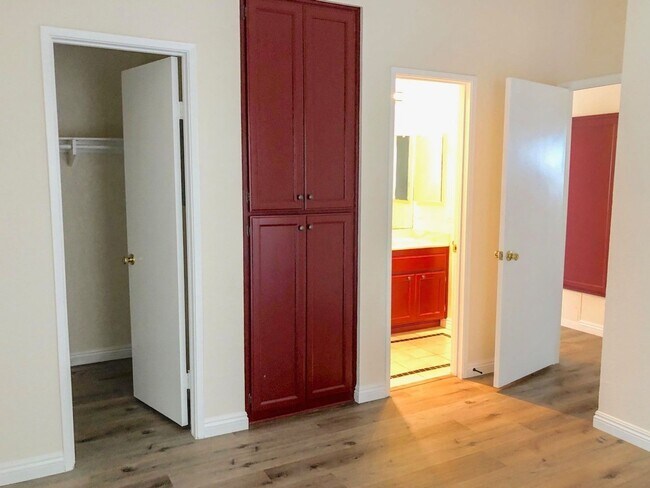 Building Photo - 2bd/2bth Condo with Private Patio, In-Unit...