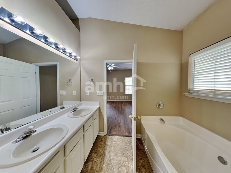 Building Photo - 2135 Beckenham Pl