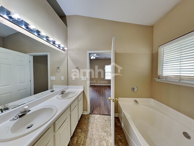 Building Photo - 2135 Beckenham Pl