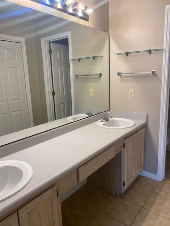 Building Photo - 4914 Pin Oak Dr