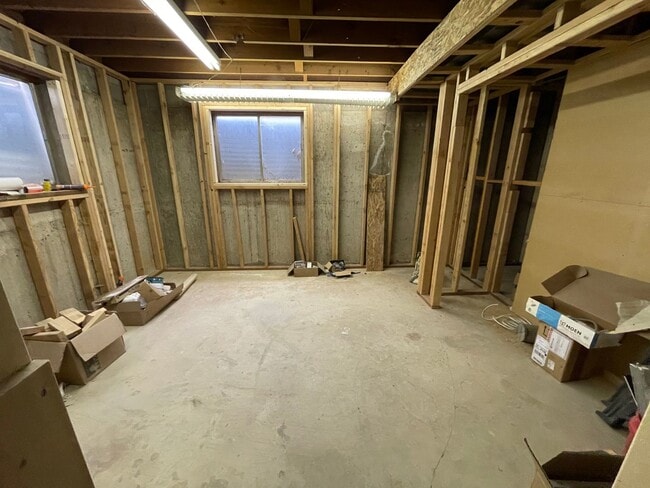 Building Photo - Charming 2 Bed 2 bathroom home with tons of storage space!