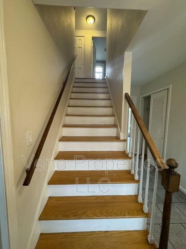 Building Photo - 15 Rivercrest Dr