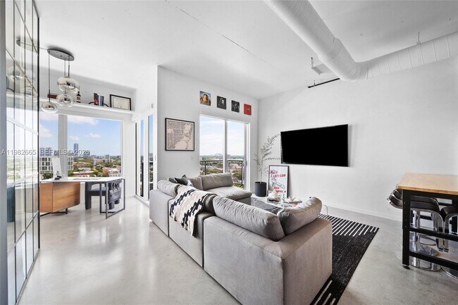 Building Photo - 10 SW South River Dr